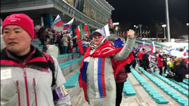 У Гладышевой пытаются отобрать флаг.