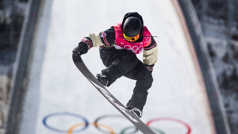 Биг-эйр в сноуборде у женщин - это красиво. Фото AFP Биг-эйр в сноуборде у женщин - это красиво. Фото AFP