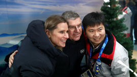 Глава комиссии спортсменов МОК Анджела РУДЖЕЙРО с президентом МОК Томасом БАХОМ и мэром олимпийский деревни РЮ СЕН МИНОМ.