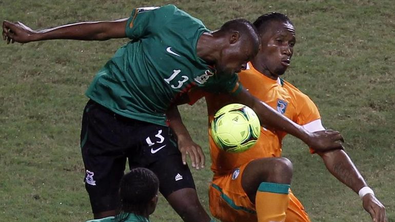 Стоппила СУНЗУ против Дилье ДРОГБА. Фото REUTERS Стоппила СУНЗУ против Дилье ДРОГБА. Фото REUTERS