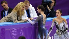 В пятницу утром Алина ЗАГИТОВА (справа) начнет выступление до Евгении МЕДВЕДЕВОЙ (с тренером группы Этери ТУТБЕРИДЗЕ).