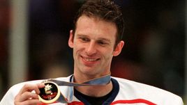 22 февраля 1998 года. Нагано. Чехия - Россия - 1:0. Доминик ГАШЕК с золотой олимпийской медалью.