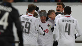 Сегодня. Москва. "Локомотив" - "Ницца" - 1:0. 30-я минута. Игорь ДЕНИСОВ (в центре) принимает поздравления от партнеров.