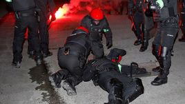 Четверг. Бильбао. Полицейский скончался от сердечного приступа во время беспорядков перед игрой "Атлетика" и "Спартака".