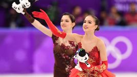 Пятница. Пхенхчан. Алина ЗАГИТОВА (справа) - первая российская чемпионка Пхенчхана. Евгения МЕДВЕДЕВА - вторая.