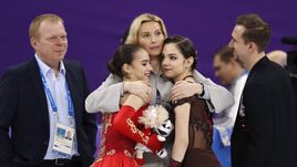 Пятница. Пхенчхан. Алина ЗАГИТОВА (слева), Евгения МЕДВЕДЕВА (справа) и тренер Этери ТУТБЕРИДЗЕ.