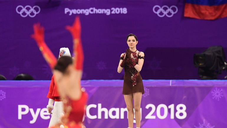 Евгения МЕДВЕДЕВА и Алина ЗАГИТОВА. Фото AFP Евгения МЕДВЕДЕВА и Алина ЗАГИТОВА. Фото AFP