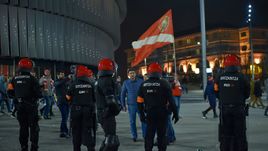 Четверг. Бильбао. У стадиона перед матчем "Атлетик" - "Спартак".