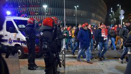 Четверг. Бильбао. Оцепление и красно-белые фанаты у стадиона.