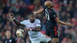 Четверг. Бильбао. "Атлетик" - "Спартак" - 1:2. В борьбе за мяч Квинси ПРОМЕС (слева).