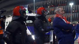 Четверг. Бильбао. Фанат "Спартака" (справа) и испанские полицейские.