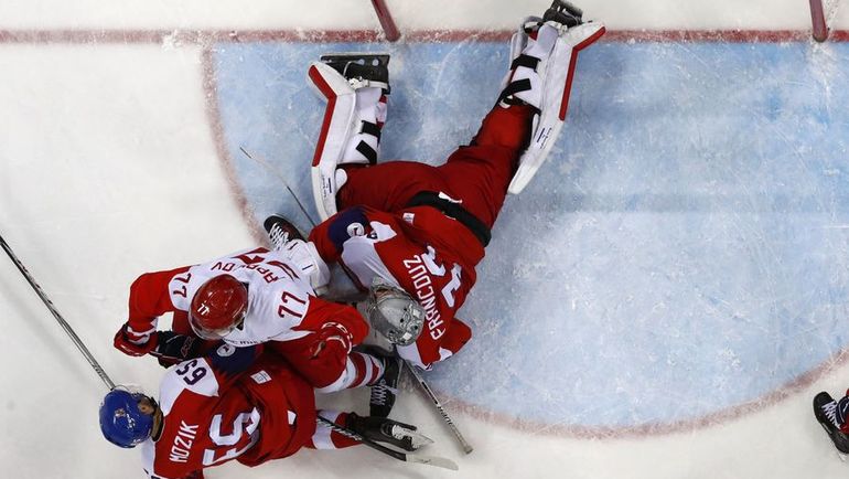 Кирилл КАПРИЗОВ на пятачке чехов в момент гола Никиты Гусева. Фото REUTERS Кирилл КАПРИЗОВ на пятачке чехов в момент гола Никиты Гусева. Фото REUTERS