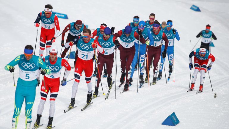 Российские лыжники - в лидирующей группе на старте марафона Олимпиады. Фото AFP Российские лыжники - в лидирующей группе на старте марафона Олимпиады. Фото AFP