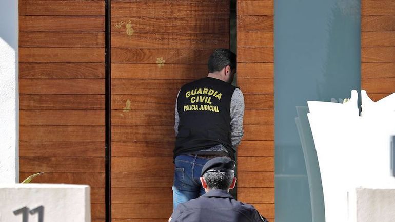 Во время обыска в доме Рубена Семеду. Фото lasprovincias.es Во время обыска в доме Рубена Семеду. Фото lasprovincias.es