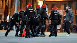 22 февраля. Бильбао. Полиция ликвидирует беспорядки около стадиона "Атлетика" перед матчем со "Спартаком".