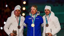 Воскресенье. Пхенчхан. Александр БОЛЬШУНОВ, Иво НИСКАНЕН и Андрей ЛАРЬКОВ (слева направо) во время награждения после гонки на 50 км на Олимпиаде-2018.