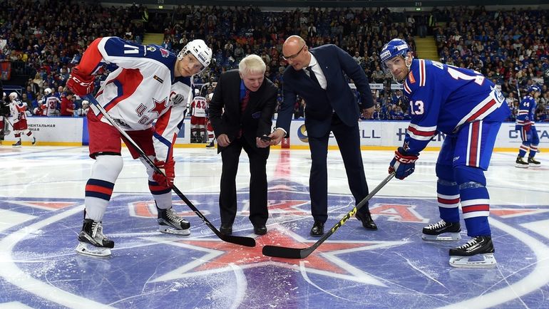 Дмитрий ЧЕРНЫШЕНКО (второй справа) и капитаны СКА Павел ДАЦЮК (справа) и ЦСКА Сергей АНДРОНОВ (слева). Фото Юрий КУЗЬМИН , photo.khl.ru Дмитрий ЧЕРНЫШЕНКО (второй справа) и капитаны СКА Павел ДАЦЮК (справа) и ЦСКА Сергей АНДРОНОВ (слева). Фото Юрий КУЗЬМИН , photo.khl.ru