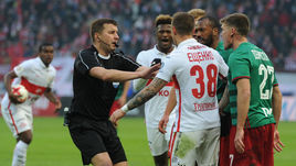 18 марта 2017 года. Москва. "Локомотив" - "Спартак" - 1:1. Судья Михаил ВИЛКОВ спорит с игроками обеих команд.