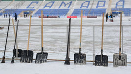 Вчера. Самара. Подготовка поля стадиона "Металлург" к матчу "Крыльев Советов" со "Спартаком".