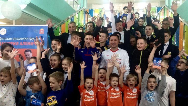 Дмитрий АЛЕНИЧЕВ (в центре) на открытии филиала своей Академии. Фото Динара КАФИСКИНА Дмитрий АЛЕНИЧЕВ (в центре) на открытии филиала своей Академии. Фото Динара КАФИСКИНА