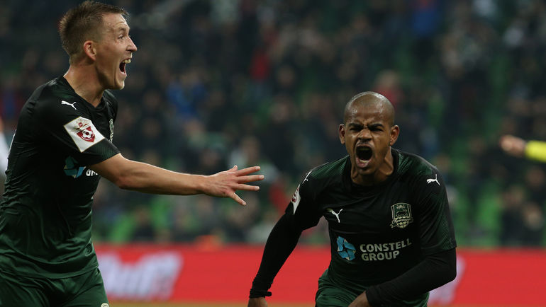 ЖОАУЗИНЬЮ (справа) получил российский паспорт. Но сыграет ли он за сборную? Фото Виталий ТИМКИВ ЖОАУЗИНЬЮ (справа) получил российский паспорт. Но сыграет ли он за сборную? Фото Виталий ТИМКИВ