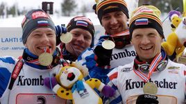 11 марта 2000 года. Лахти. Справа налево - Владимир ДРАЧЕВ, Павел РОСТОВЦЕВ, Сергей РОЖКОВ и Виктор МАЙГУРОВ - с золотыми медалями чемпионата мира в эстафете.