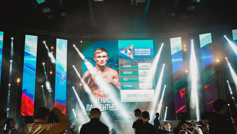 Выход Дениса Лаврентьева на ринг. Фото Заяра ЗАЙЦЕВА Выход Дениса Лаврентьева на ринг. Фото Заяра ЗАЙЦЕВА