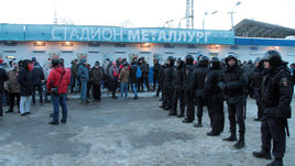 Сегодня. Самара. Болельщики у стадиона "Металлург" в ожидании решения о том, состоится ли игра между "Крыльями" и "Спартаком".