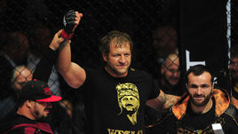 Александр ЕМЕЛЬЯНЕНКО (в центре).