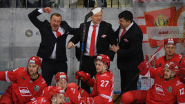 Вчера. Москва. "Спартак" - "Динамо" М - 4:3. Главный тренер красно-белых Вадим ЕПАНЧИНЦЕВ (слева наверху), генеральный менеджер Алексей ЖАМНОВ (в центре) празднуют выход команды в плей-офф.