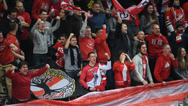 Четверг. Москва. "Спартак" - "Динамо" - 4:3. Болельщики красно-белых.