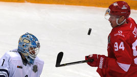 Четверг. Москва. "Спартак" - "Динамо" - 4:3. Вратарь бело-голубых Александр ЕРЕМЕНКО и нападающий красно-белых Райан СТОА.