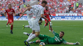 19 августа 2017 года. Москва. "Спартак" - "Локомотив" - 3:4. Железнодорожник Алексей МИРАНЧУК и спартаковец Александр СЕЛИХОВ.