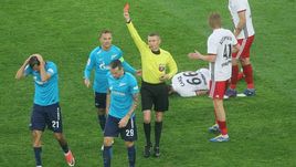 Суббота. Санкт-Петербург. "Зенит" - "Амкар" - 0:0. 67-я минута. Удаление Александра ЕРОХИНА (№ 21). Владимир СЕЛЬДЯКОВ показывает первую за вечер красную карточку.