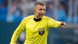 Суббота. Санкт-Петербург. "Зенит" - "Амкар" - 0:0. Главный арбитр матча Владимир СЕЛЬДЯКОВ.