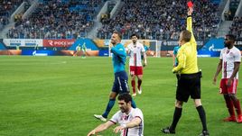 Суббота. Санкт-Петербург. "Зенит" - "Амкар" - 0:0. Главный арбитр матча Владимир СЕЛЬДЯКОВ удаляет капитана невского клуба Доменико КРИШИТО. Никто при этом не понимает, почему.