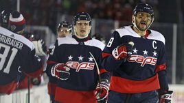 Сегодня. Вашингтон. "Вашингтон" - "Торонто" - 5:2. Александр ОВЕЧКИН (справа) празднует заброшенную шайбу в ворота "Торонто".