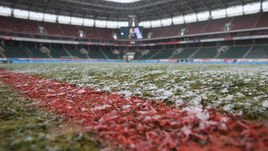 Воскресенье. Москва. Перед матчем "Локомотив" - "Спартак" в Черкизово.