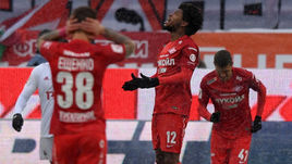 Воскресенье. Москва. Черкизово. "Локомотив" - "Спартак" - 0:0. ЛУИЗ АДРИАНУ (№12) мог досрочно закончить игру.