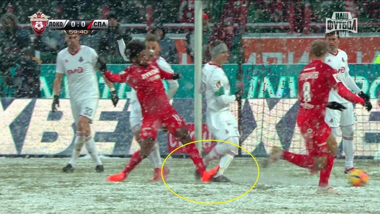 Спорный эпизод на 60-й минуте. Спорный эпизод на 60-й минуте.