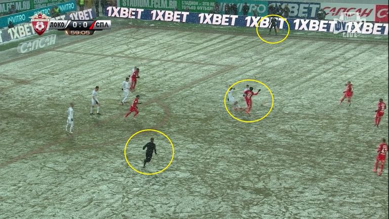 Спорный эпизод на 60-й минуте. Спорный эпизод на 60-й минуте.
