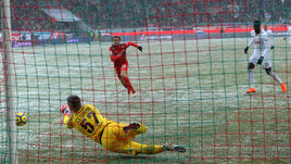 Воскресенье. Москва. Черкизово. "Локомотив" - "Спартак" - 0:0. Одно из спасений Александра СЕЛХИОВА.