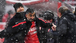 Воскресенье. Москва. "Локомотив" - "Спартак" - 0:0. 65-я минута. Александр САМЕДОВ и Массимо КАРРЕРА.