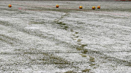 Воскресенье. Москва. "Локомотив" - "Спартак" - 0:0. Снег и желтые мячи на поле.