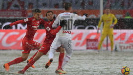 Воскресенье. Москва. "Локомотив" - "Спартак" - 0:0. Роман ЗОБНИН, Дмитрий КОМБАРОВ, Антон МИРАНЧУК и желтый мяч на белом поле.