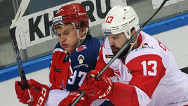 Понедельник. Москва. ЦСКА - "Спартак" - 1:0. Кирилл КАПРИЗОВ (слева) против Дмитрия ЧЕРНЫХ.