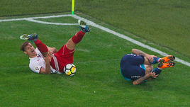 3 марта. Санкт-Петербург. "Зенит" - "Амкар" - 0:0. В этом эпизоде в компенсированное время Николай ЗАЙЦЕВ (слева) получил травму в борьбе с Антоном ЗАБОЛОТНЫМ - и второе за встречу предупреждение от Владимира Сельдякова. При этом судья не показал футболисту красную карточку, а сам он так и не вернулся в игру из-за повреждения.