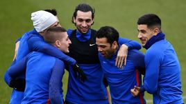 Воскресенье. Париж. Игроки "ПСЖ" готовятся к встрече с "Реалом" без Неймара.