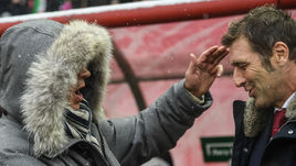 Воскресенье. Москва. Черкизово. "Локомотив" - "Спартак" - 0:0. Главные тренеры Юрий СЕМИН (слева) и Массимо КАРРЕРА перед началом встречи.