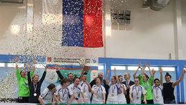 Питерские девушки заслужили по фужеру шампанского